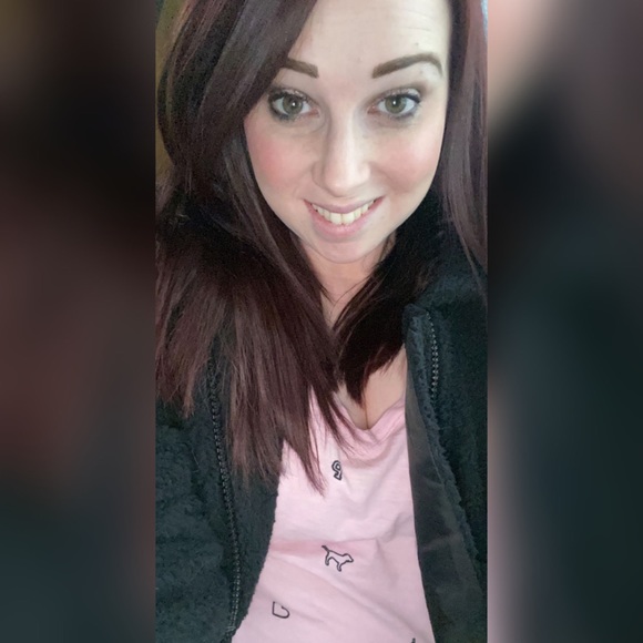 Meet your Posher, Stephanie - Picture 2 of 2